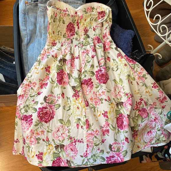 🎊🎉Host Pick 🎉🎊 XS beautiful Rue 21 floral, strapless dress smocked back - Picture 3 of 8